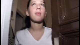 Junges Girl wird hart gefistet auf der blauen Couch