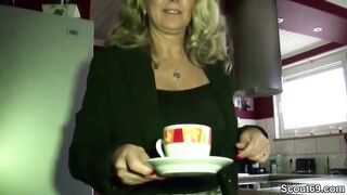 Mutti mit Mega Titten fickt ihren Chef auf Arbeit