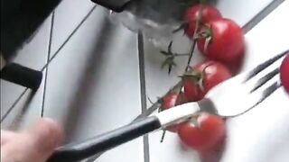 Deutsche Fettsau stopft sich Tomaten in die Fotze!