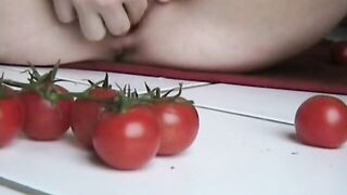 Deutsche Fettsau stopft sich Tomaten in die Fotze!