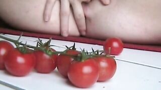 Deutsche Fettsau stopft sich Tomaten in die Fotze!