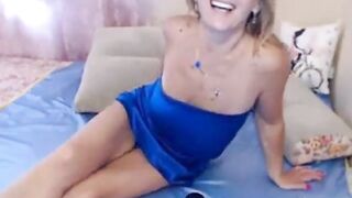Mature MILF Uses A Dildo On Webcam