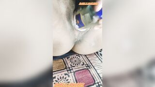 Pragati bhabhi ko Lund nahi mila to botel se pani nikala