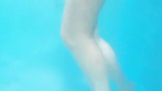 Petite branlette dans les vestiaires de la piscine