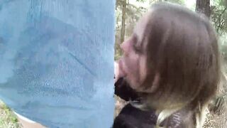 Barbara pijpt in het bos