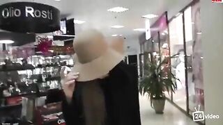 Andando con semen en la cara ( Walking with cum in her face)