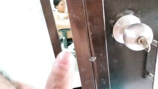 espio a mi prima mientras se masturba en su habitacion se da cuenta y pide que la folle