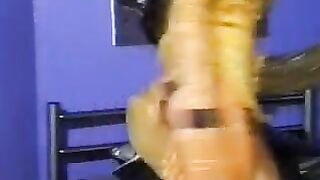 Sklavin Unter Dem Gummi-Arsch