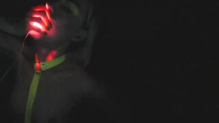 kelly copperfield deepthroats LED glowing dildo on webcam