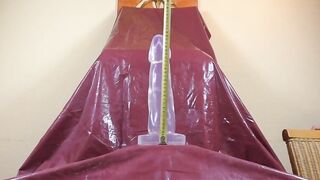 Willige gepiercte Tattoo-Braut spielt mit einem riesen Dildo