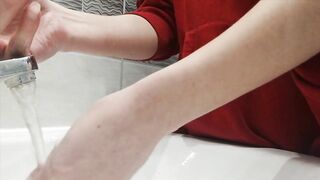 washing my hands for 30s before slapping my pussy