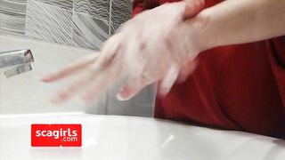 washing my hands for 30s before slapping my pussy