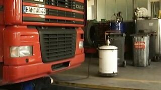 40+ Deutsche Schlampe wird beim Autoservice doppelt eingedrungen