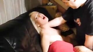Blonde Schlampe hat einen großen Schwanz, der ihre Fotze zerreißt
