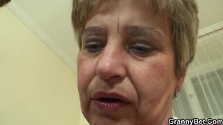 He fucks her old pussy on the couch