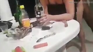 Mamie baise pendant l'apero