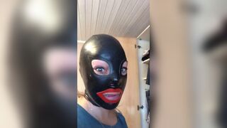 Soumise Mary choisit sa tenue pour ce soir