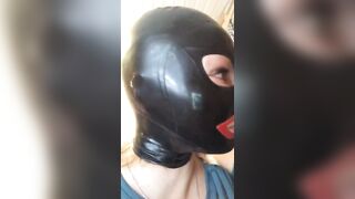 Soumise Mary choisit sa tenue pour ce soir