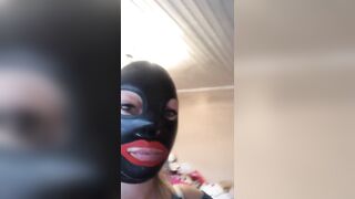 Soumise Mary choisit sa tenue pour ce soir