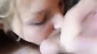 Junge suesse Freundin mit einem geilen Blowjob