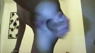 Elle se filme en train de se goder et elle m'envoie sa video
