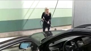 Die sexy Blondine lutscht einen großen Schwanz und schluckt Sperma