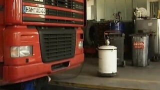 Über 40-jährige deutsche Schlampe wird beim Autoservice doppelt penetriert