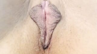 mature shows her pussy on webcam