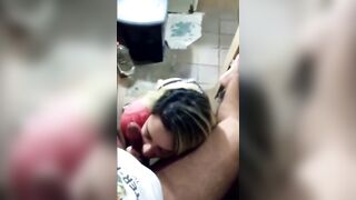 Minha vizinha me chupando gostoso no banheiro