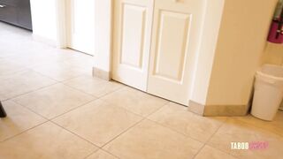 Vanesssa Cage In Accidentally See StepAunt Naked