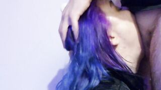 Mädchen mit blauen Haaren, extrem schlampig, chaotisch, Deepthroat, Würgen,