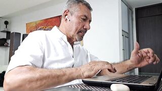 I fill my stepmother's face with cum, this bitch loves that I eat her pussy