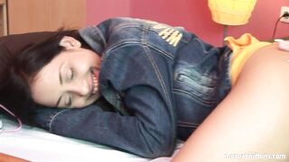 Lesbian teens Zorah and Nomi have sex