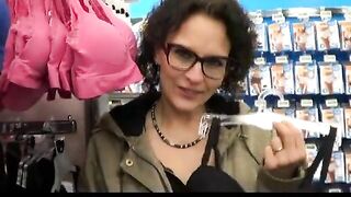 Dansk MILF med store bryster suger pik i varehuset!