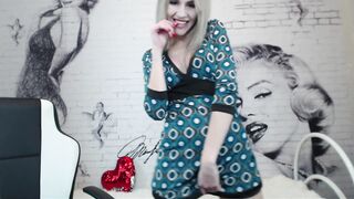 BLONDE DO FOOTJOB