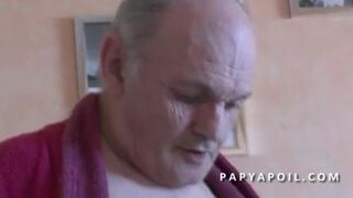Papy se tape sa jeune infirmiere asiat apres la douche