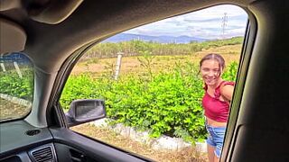 ENCUENTRO UNA POBRE CHICA CAMINANDO POR LA CARRETERA, LE DOY UN AVENTON HASTA EL GARAJE DE MI CASA LA PONGO A CHUPAR, TENIA UN COÑO APRETADO LA CONDENADA, ME SACO LA LECHE Y SOLO LE DOY PARA EL TAXI