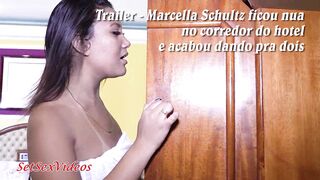 Trailer. Marcella Schultz ficou nua no corredor do hotel e acabou fodendo com dois