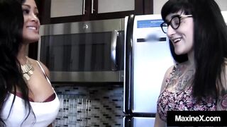 Maxine X Leaks Pussy With Chubby StepDaughter Camille Black!