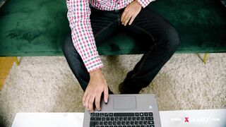 Mujer peruana emo seduce a técnico en computación