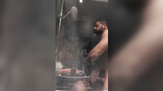 la copine de mon pote prend ca douche pendants qu'il