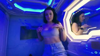 Sie gab einen Blowjob im Kapselhotel am Flughafen