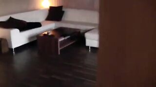 Die blonde Freundin gibt einen Handjob und wird von hinten gefickt