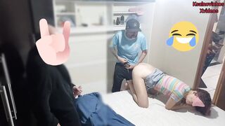 Pegadinha com esposa com olhos vendados e amigo entra no meio da transa estava amigo dentro do guarda roupas