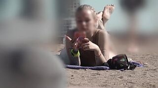 Bulge dick flash on beach - public flashing