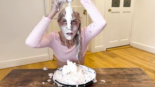 Messy Cake Face Ii (wam Sploshing Cake)