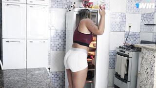 I caught the hot maid frying an egg and stuck it in her ass!