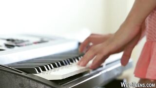 Teen blondie masturbates