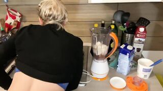 Amatoriale italiano bionda sexy scopa in cucina