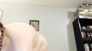 Busty BBW puts oil over her body